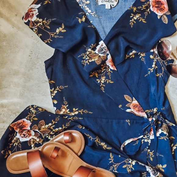 Dresses & Skirts - Floral wrap dress